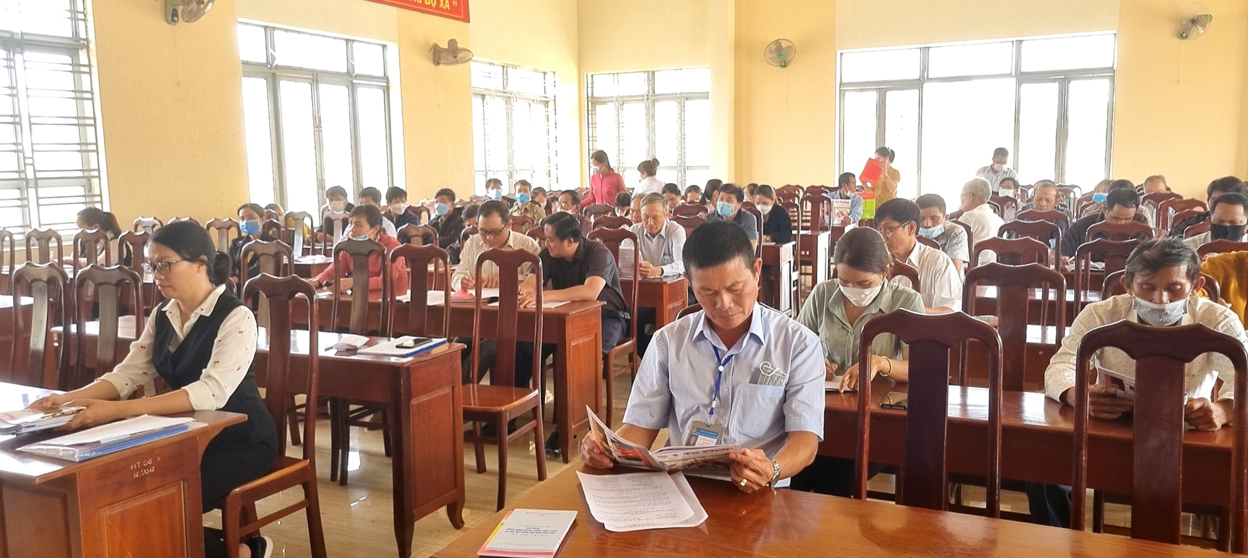 Cán bộ và nhân dân tham dự Hội nghị tuyên truyền phổ biến luật.
